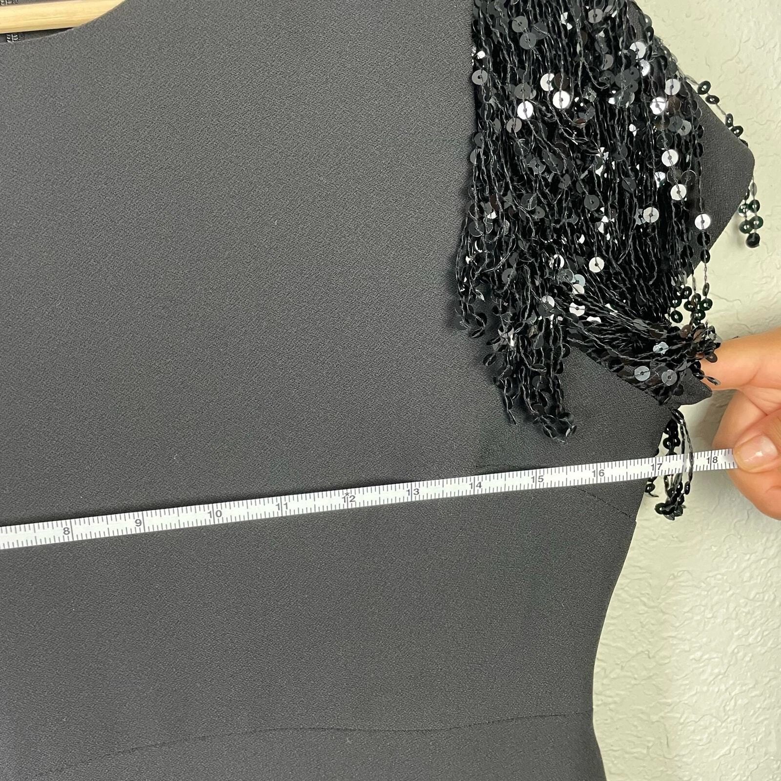 Abito Kate Spade aderente e svasato nero con paillettes e maniche