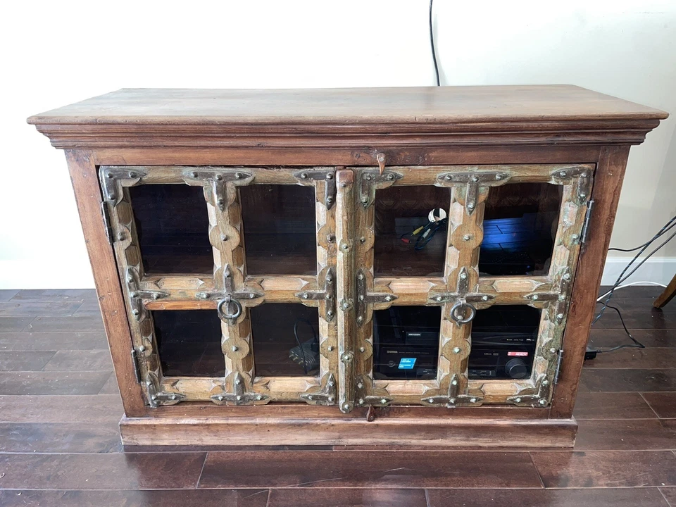 Consola rústica personalizada con 2 armarios de cristal  Foto 2 de 4