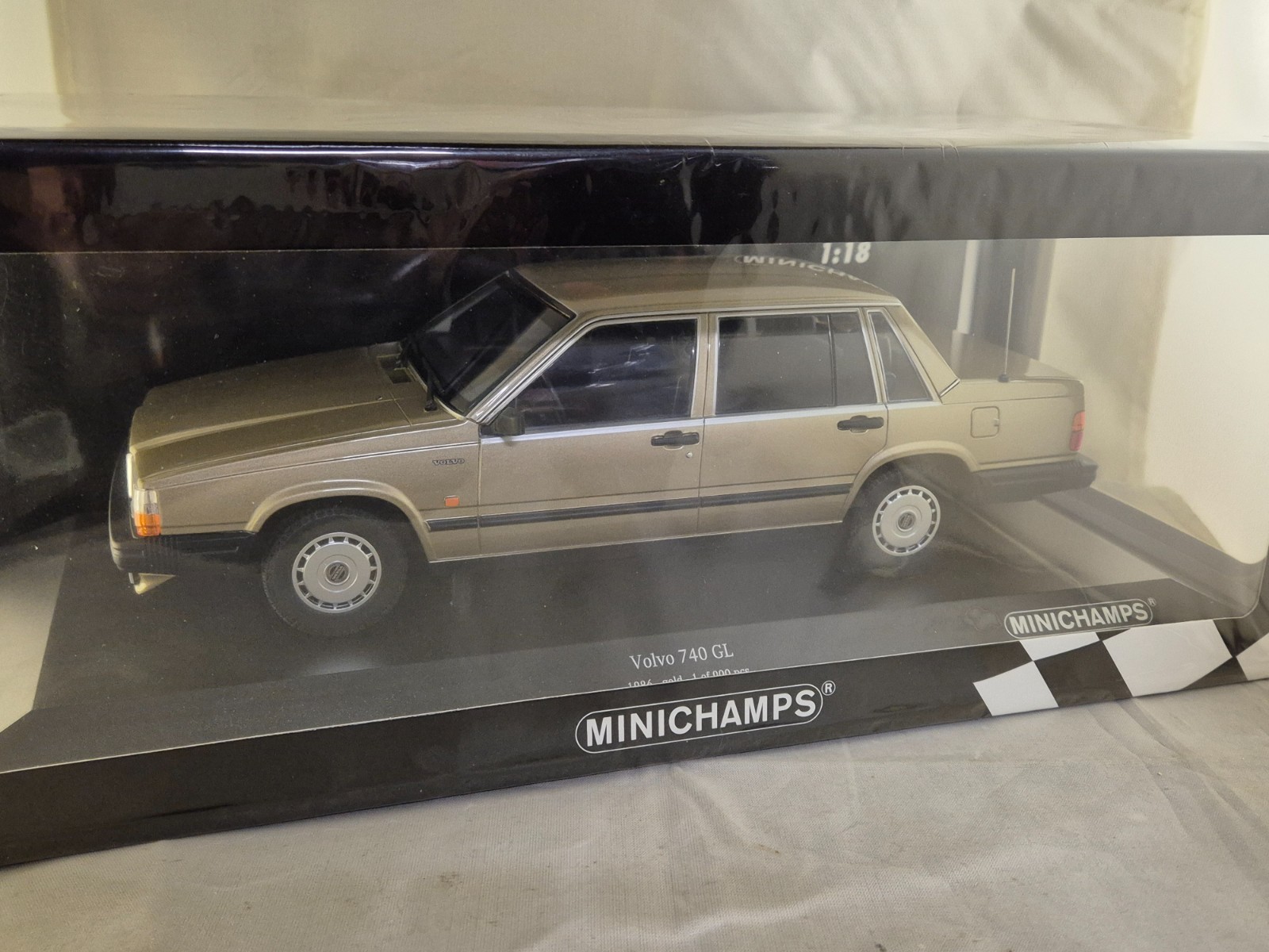 Volvo 740 GL 1986 or Minichamps 1/18, l'objet déco idéal pour sublimer votre bureau ou vitrine