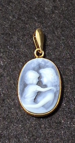 14KT Italy Yellow Gold Carved Blue Agate "Mother & Child" Cameo Pendant