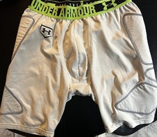 Under Armour Młodzieżowe wyściełane szorty rozmiar L używane 1242085