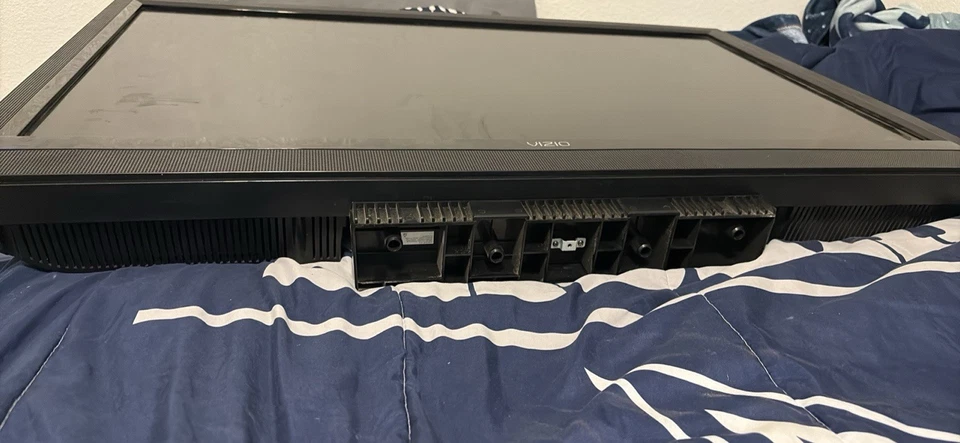 Vizio E420VO 42" 1080p LED LCD TV 120Hz Flat Screen with HDMI - Image 3 of 4