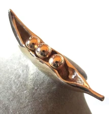 GORGEOUS VINTAGE PIN 3D PEA POD VERY SCULPTURED A BEAUTY  2"