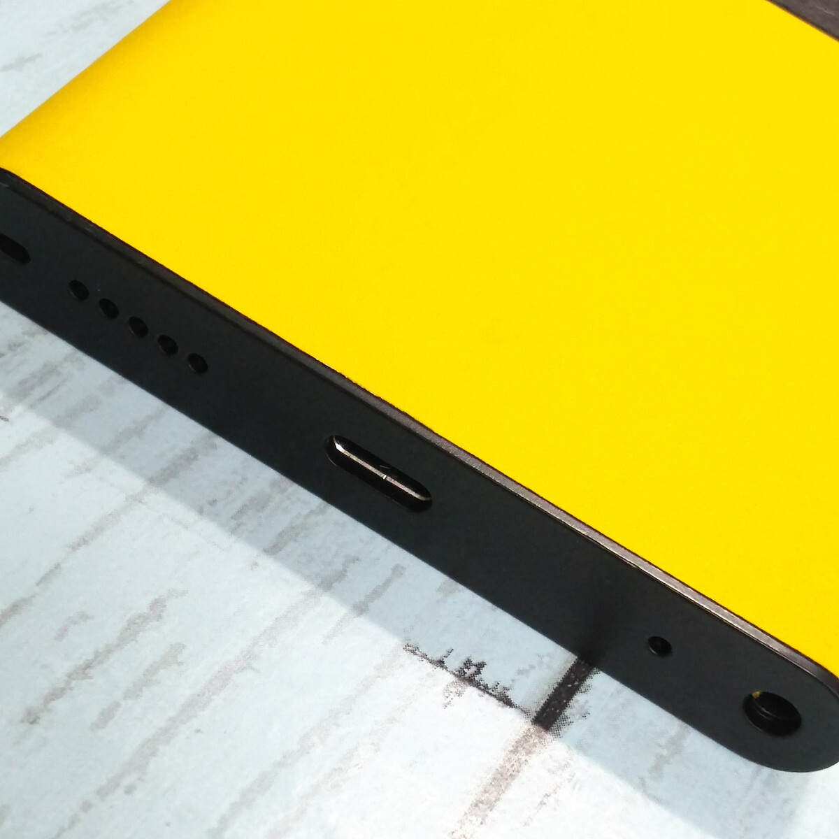 NuAns NEO　WindowsPhon A closer look at NuAns' Neo, the prettiest Windows 10 phone