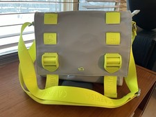 Borsa Carpisa grigia con cinghie gialle e accenti