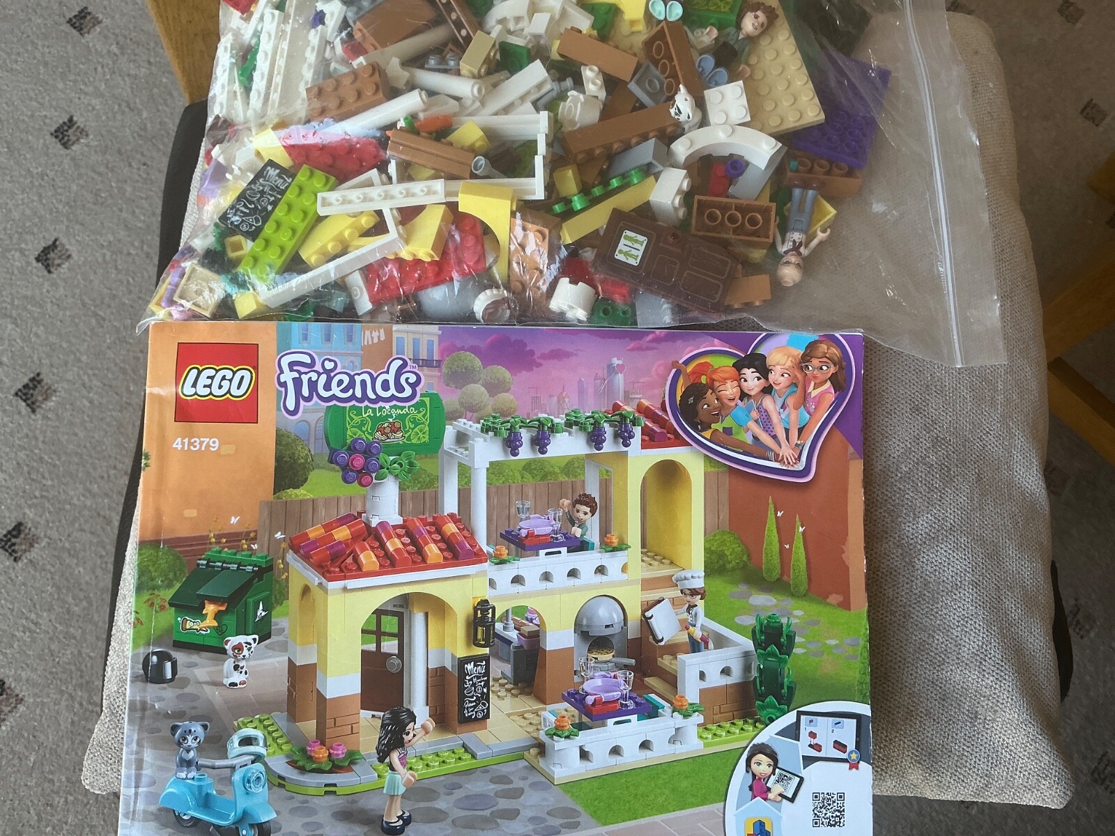 LEGO FRIENDS: Heartlake City Restaurant (41379) figures & instruction book