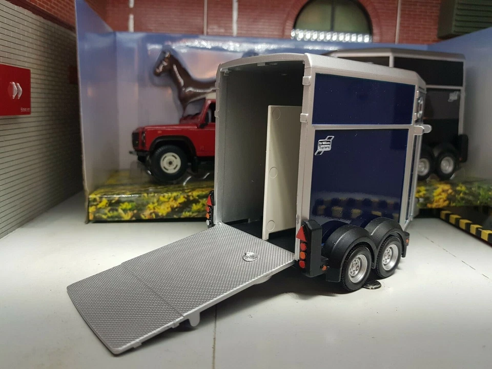 Land Rover Defender SWB 90 Ifor Williams Horsebox & Horses 1:32 Britains Model - Image 2 of 4