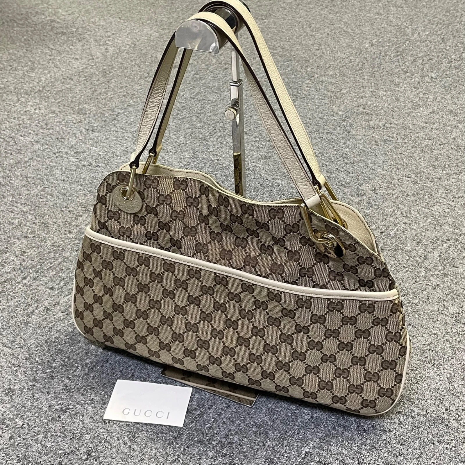 Sac fourre tout Gucci en toile beige avec motif gg