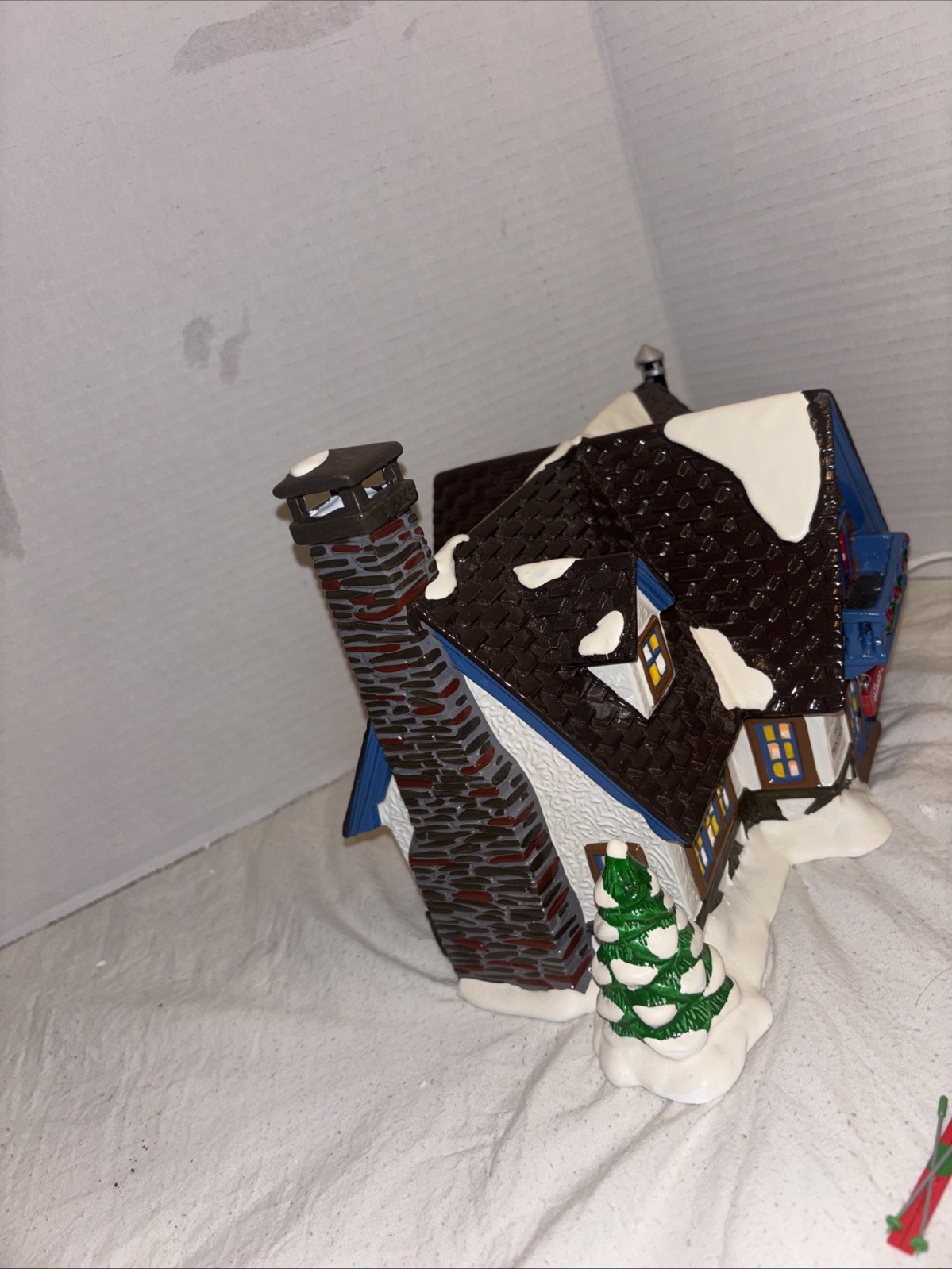 Department 56 Lot Snow Village Skate and Ski Shop 5467-4 Skaters & Skiers 54755