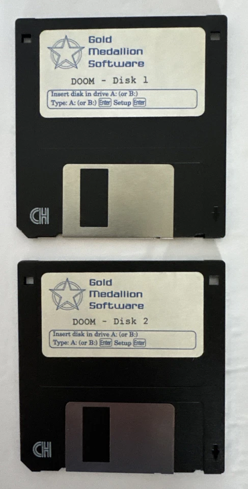 Doom 3D Original ID Software Shareware 3.5 Floppy 2 Disc Set Gold Medallion 1993 - Image 2 of 4