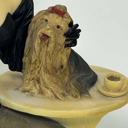 Vintage A.D.L. Figurina Vittorio Tessaro Signora seduta con cane 1990 base legno - Foto 4 di 24