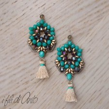 bellissimi orecchini, pendenti, grigi, verdi, dorati, nappine, handmade, regalo