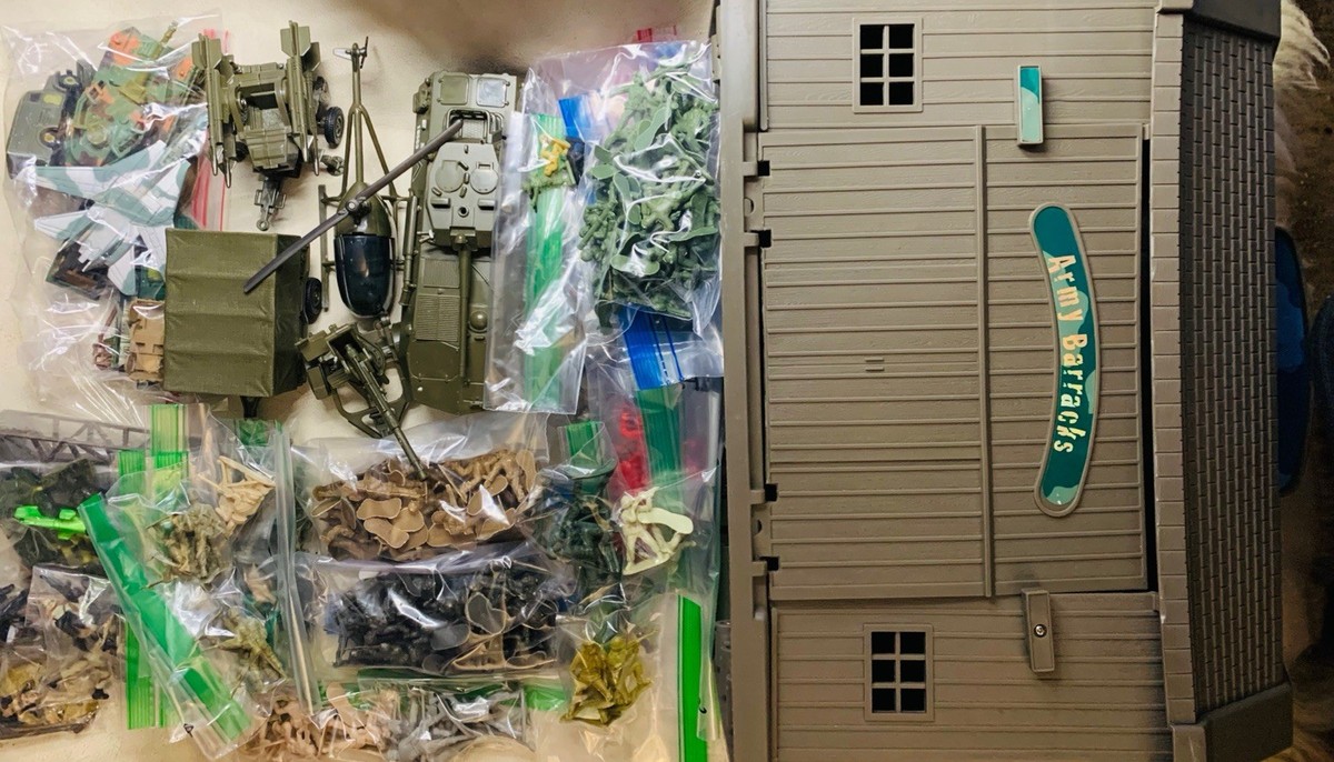 1996 New Ray Toy USA Army MILITARY BARRACKS 130+ Army MEN