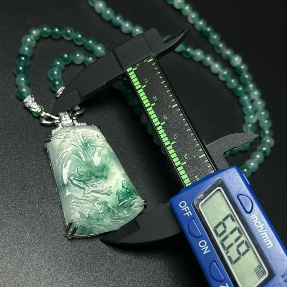 Elegante Colgante de Jadeíta con Collar de Cuentas Diseño de Paisaje Tallado Fino Foto 2 de 4