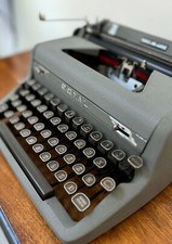 1952 Royal Quiet Deluxe with Russian keyboard and Case thumbnail