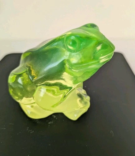 Vintage Fenton Vaseline/Uranium  Glass Frog Figurine Glows Under UV Light