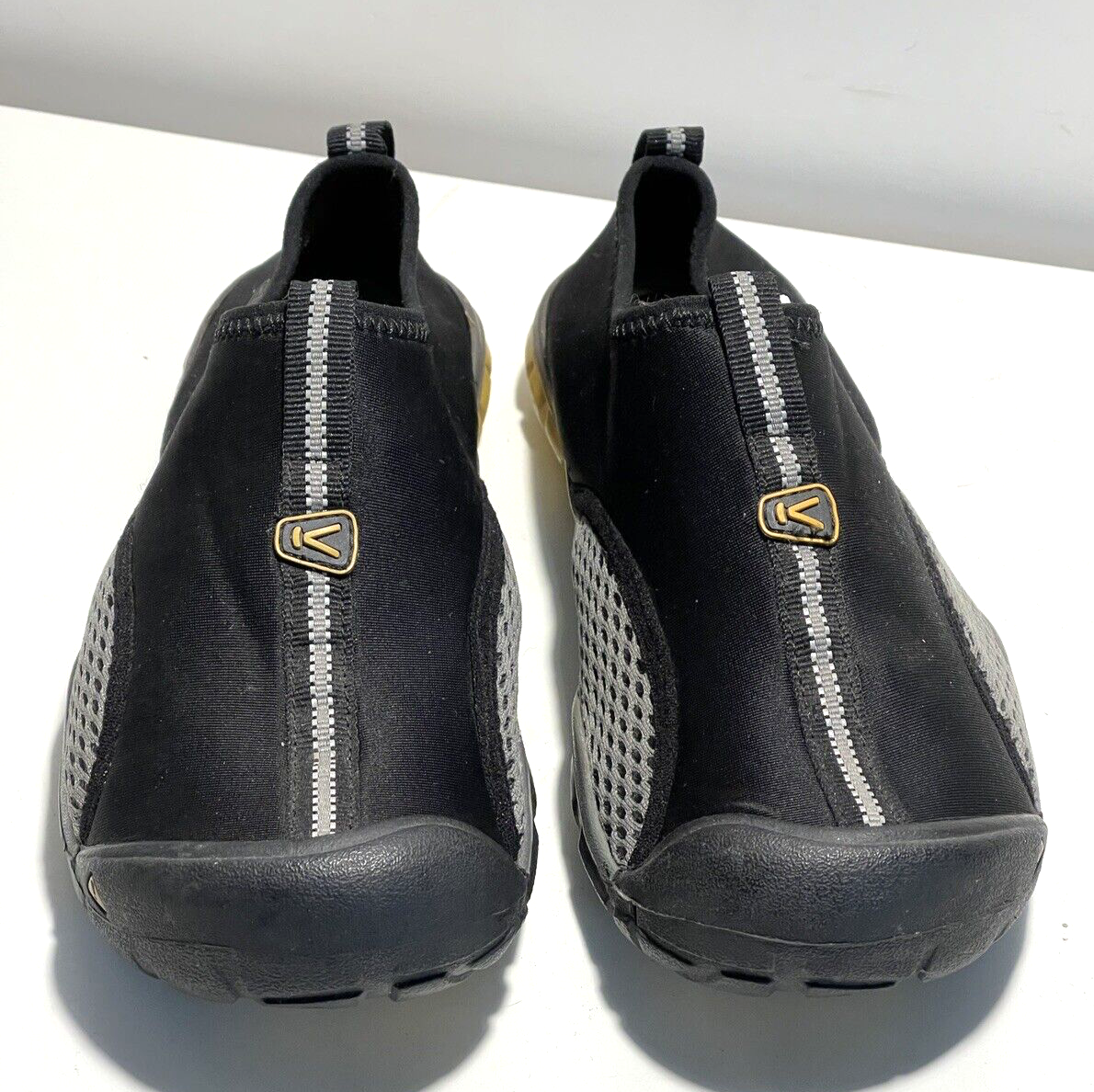 Scarpe calzini slip on KEEN nere grigie e gialle leggere bambino grande 2