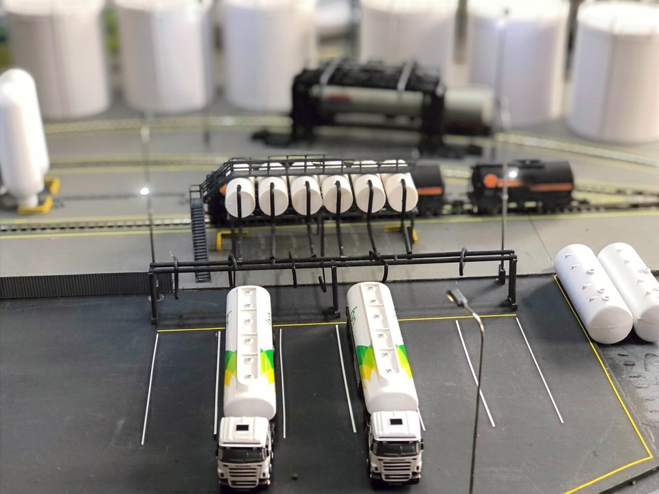 DAPR - N Gauge Scenery Building Kit - Covered Fuel Depot Gantry Filling