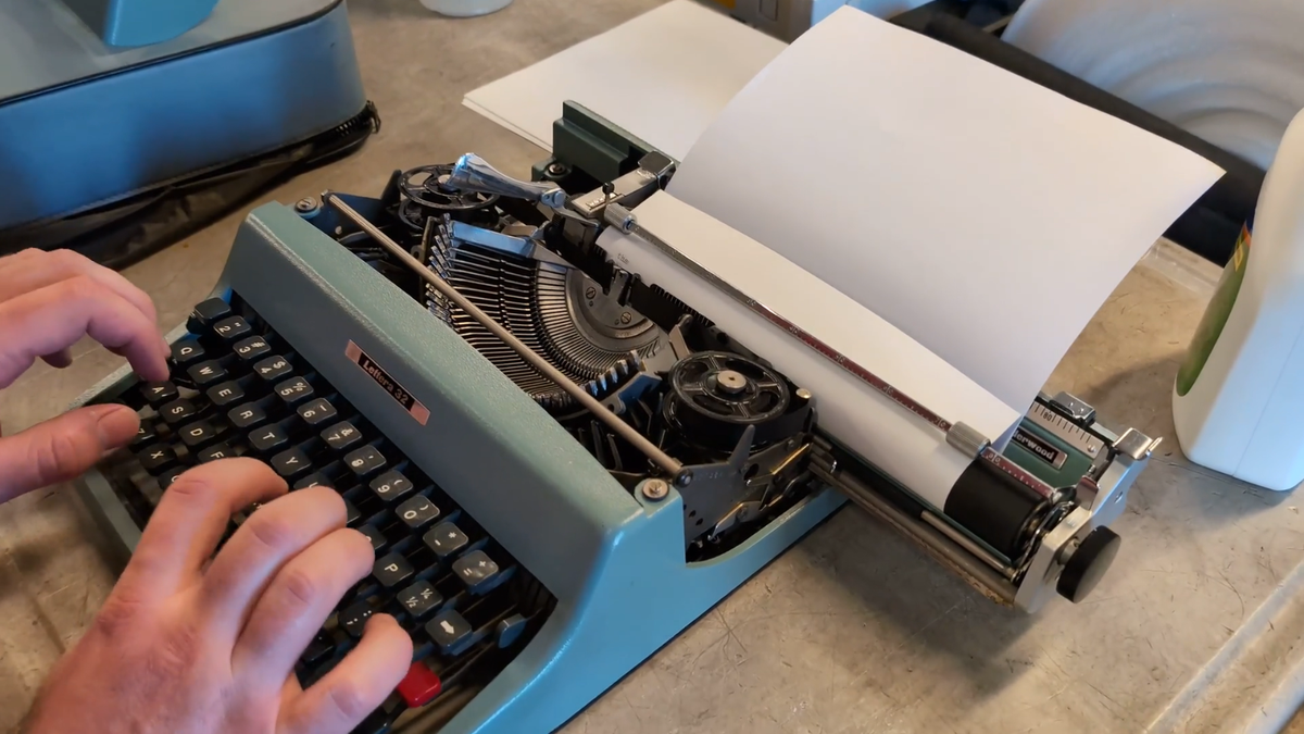 Olivetti Underwood Lettera 32 Typewriter; tested, oiled, works; w