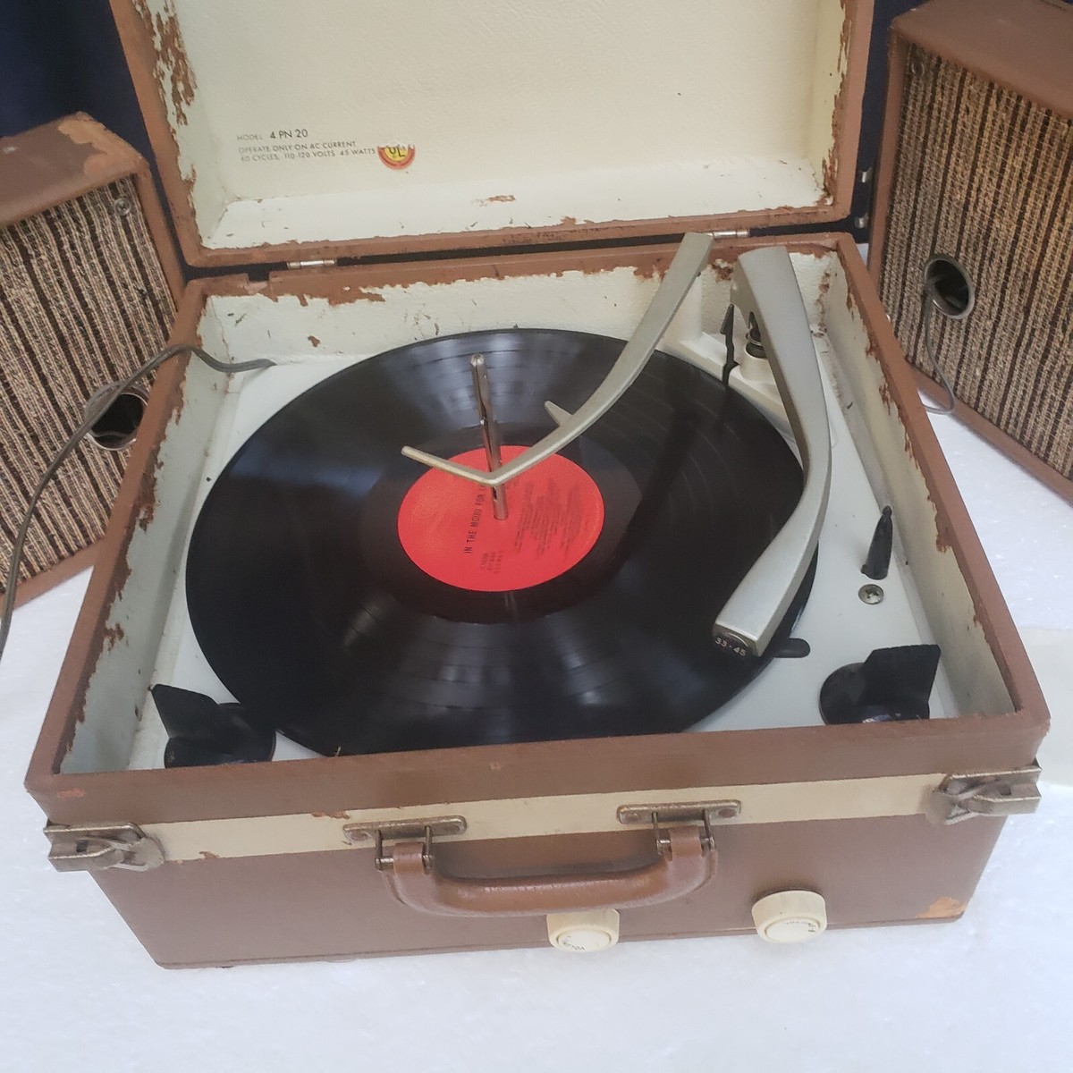 VINTAGE PORTABLE SYMPHONIC RECORD PLAYER MODEL 4 PN 20. READ