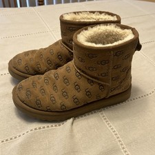 Botines marca Ugg para mujer talla 7US tostados con diseño de logotipo Ugg forro de lana