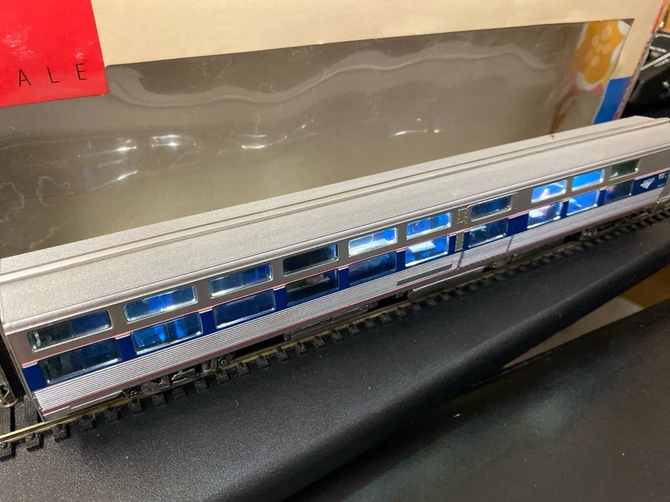 HO CUSTOM Walthers Amtrak Viewliner Sleeper Ph VI, lights, figures, weathered - Image 2 of 4