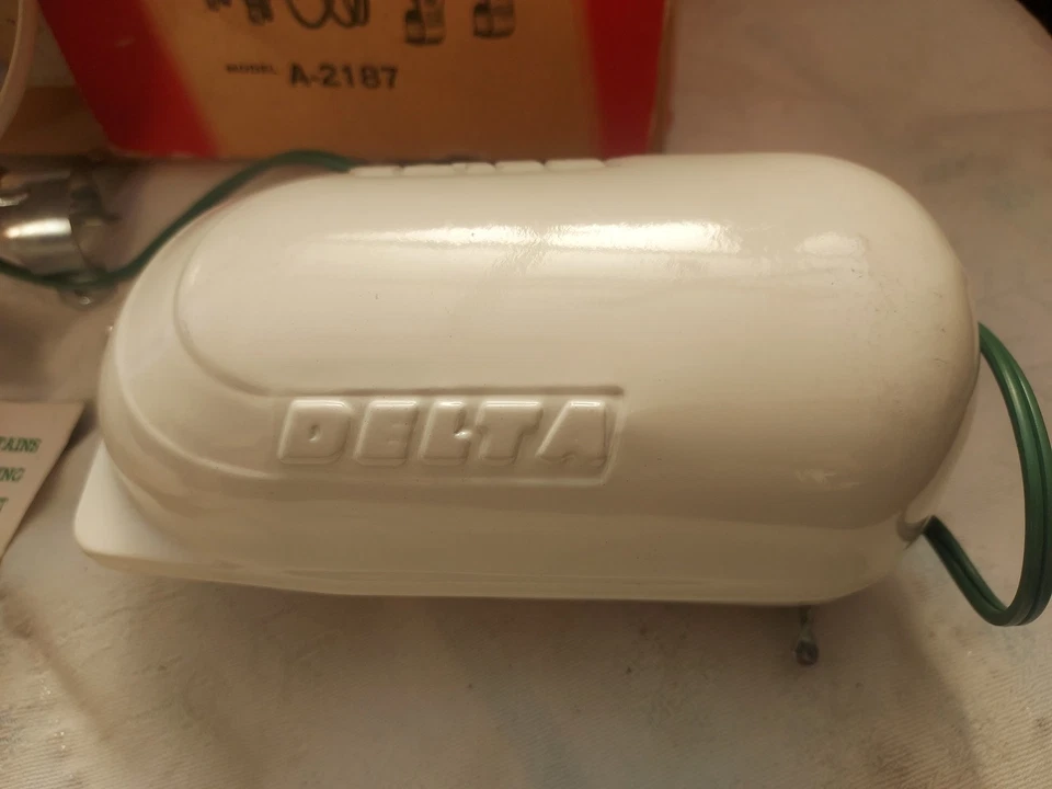 RARO NUEVO EN CAJA Faro Bicicleta Delta Viga Sellada A-2187 Nos1950 Blanco y Cromo Foto 2 de 4