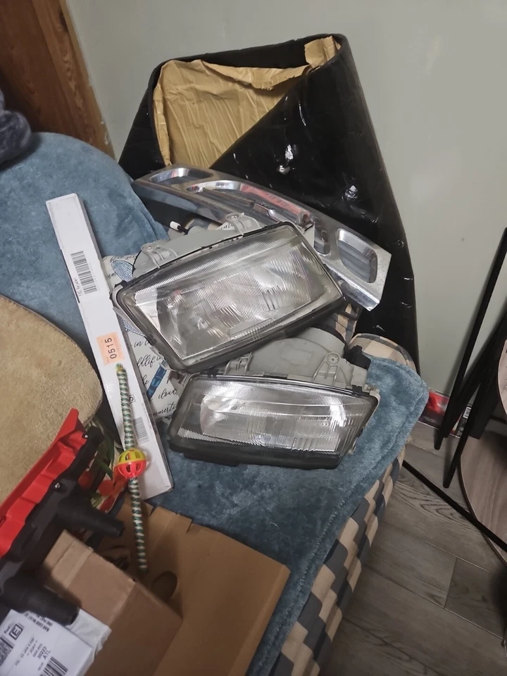 Pair Of Front Headligjts For 1999-2002 Saab 9-3 . - Image 2 of 4