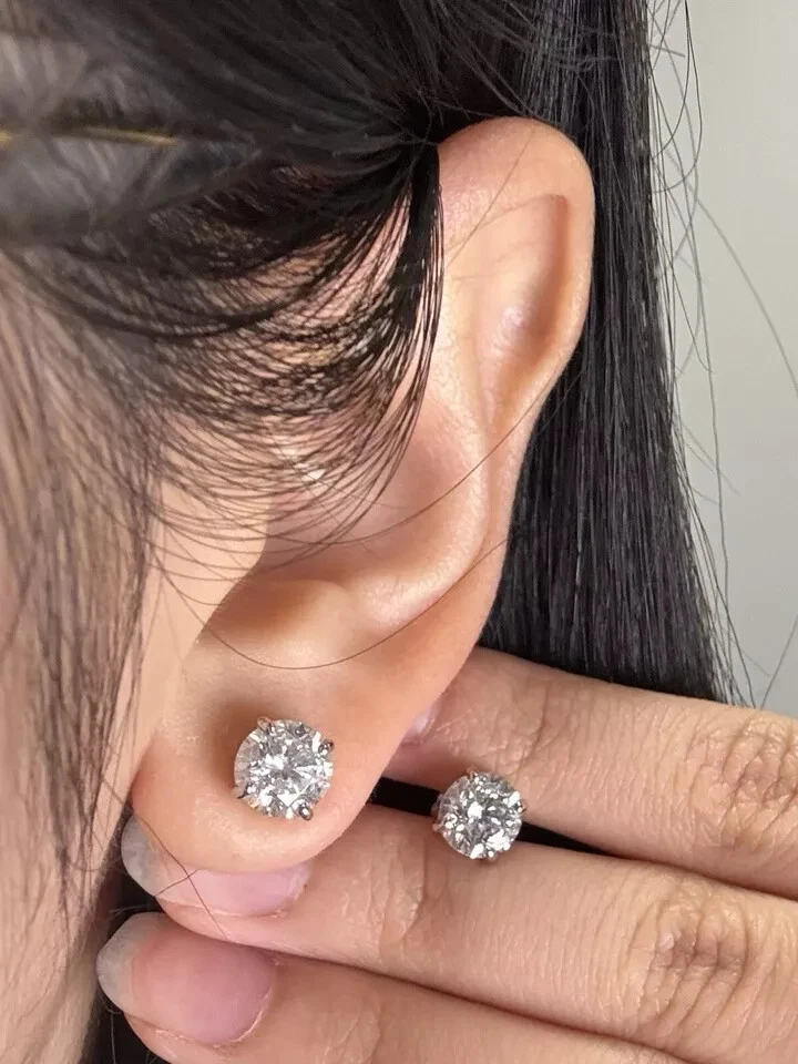 Aretes redondos de diamantes naturales de 1,83 quilates | Oro blanco de 14 quilates | Atornillados Foto 2 de 3