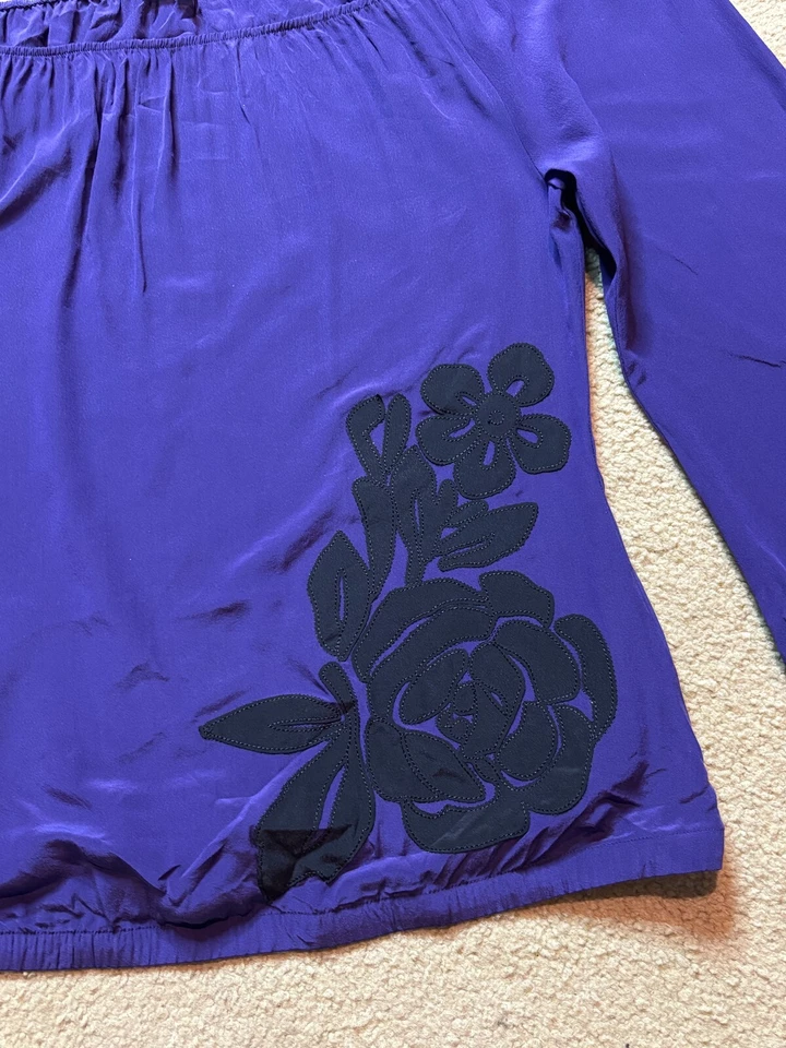 Blusa Matty M roxa preta flor de seda tamanho grande gola larga fora do ombro XS - Imagem 3 de 4