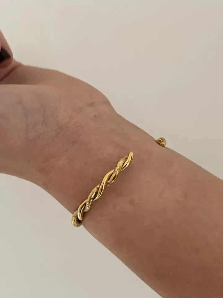 Brazalete brazalete abierto retorcido de 7" enchapado en oro amarillo de 14k para mujer Foto 2 de 3