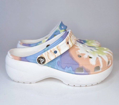 Neu! Damengröße US 7 Crocs klassischer Plateau-Clog Batik Grafik 207151-4kt - Bild 3 von 8