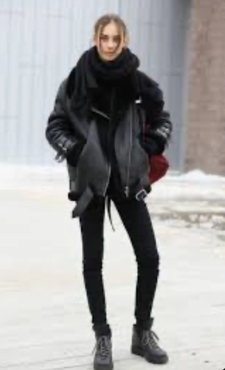 SAINT LAURENT (YSL) Sciarpa con cappuccio SAINT LAURENT nuova con etichetta $1.750. Nieman Marcus Nero 11" L x 71" H