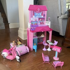 Casa de vacaciones Barbie Glam 2012 con muñeca Barbie, coche, scooter y accesorios