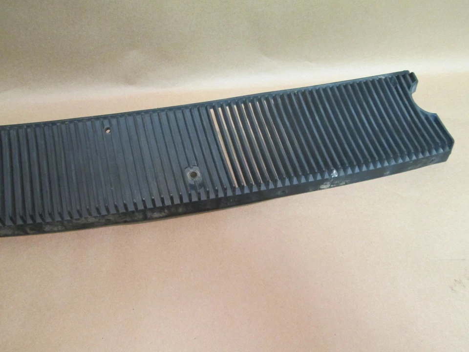 Ferrari Mondial — правосторонняя наружная решетка — капот лобового стекла No 60587500 - Изображение 3 из 4