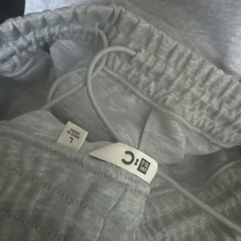 Uniqlo L Gray C Sweatpants - Comfortable & Trendy thumbnail 3