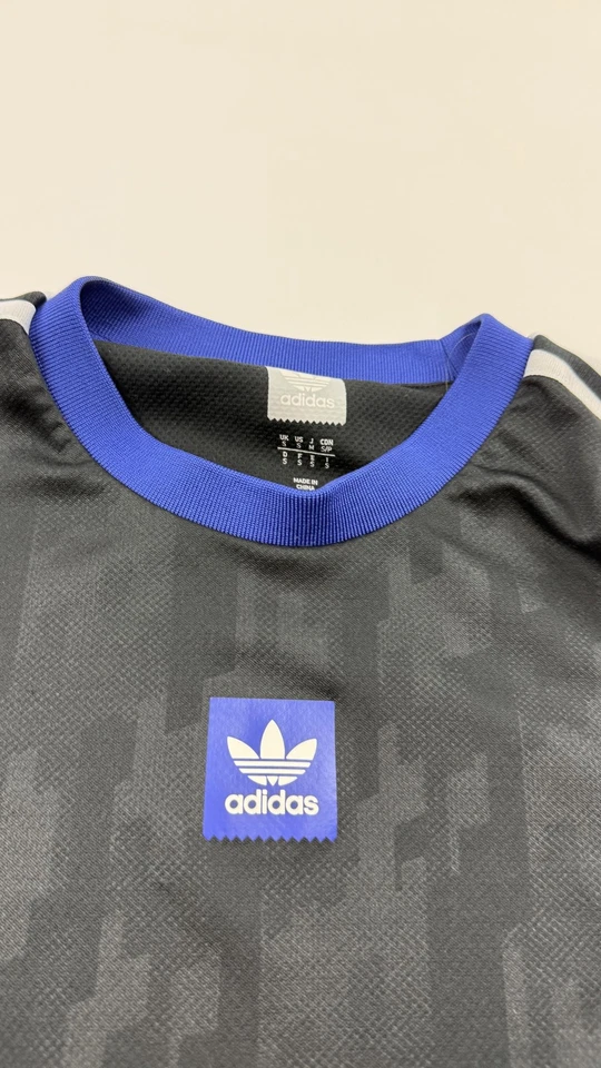 Camisa Adidas masculina pequena preta manga longa 3 listras trevo gola redonda originais - Imagem 4 de 4