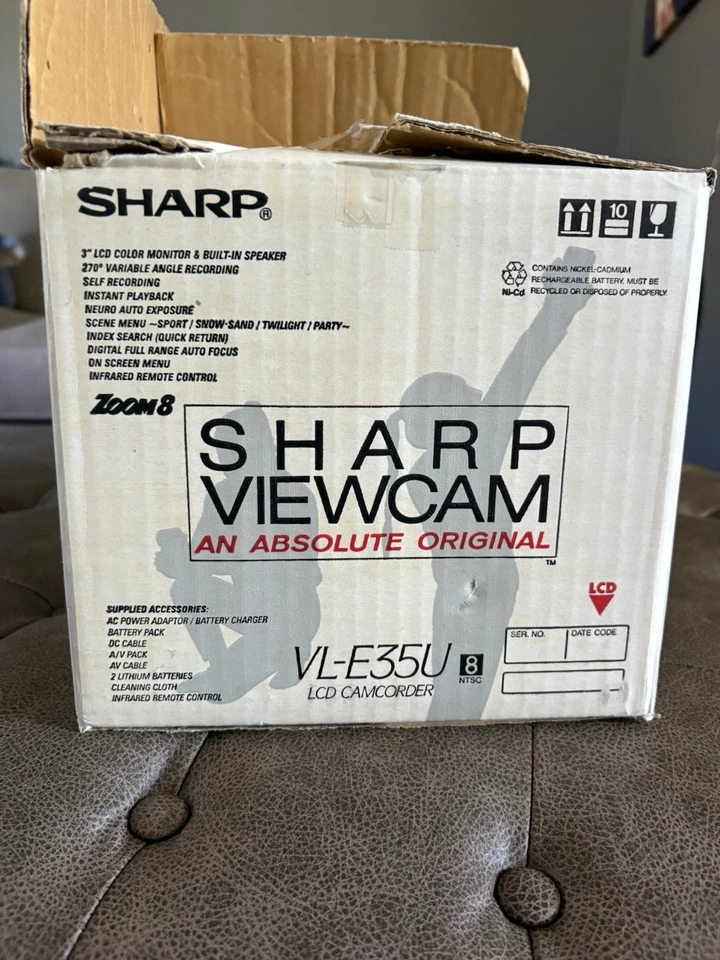 Sharp VL-E35U Viewcam Zoom Video8 LCD Camcorder VCR - IN ORIGINAL BOX - Image 2 of 4