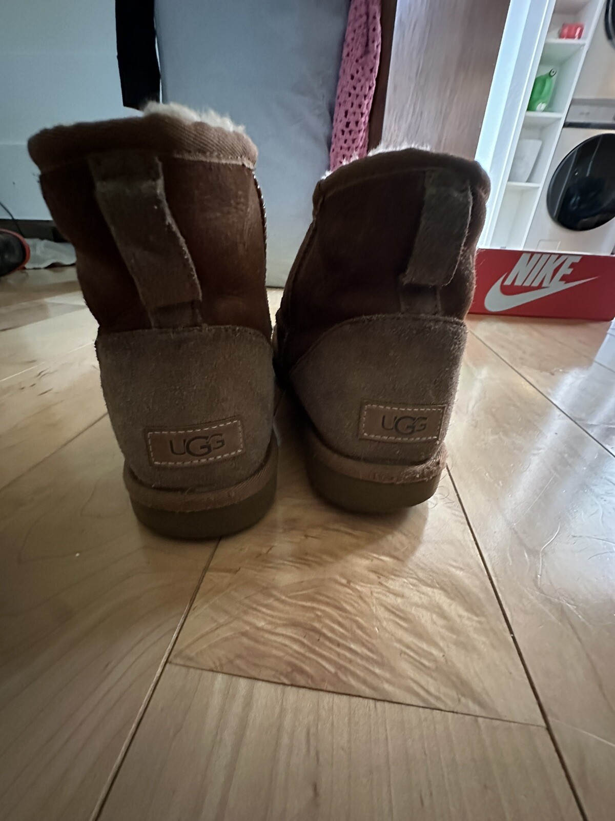 ugg mini size 9 - image 2
