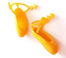 B879 - BARBIE 2000s mattel yellow ballerina shoes shoes