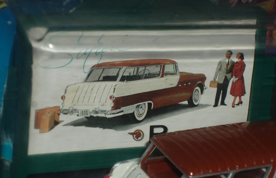 ROAD CHAMPS DIECAST 1955 PONTIAC SAFARI WAGON 1/43 O SCALE w MATCHING BILLBOARD - Image 2 of 4
