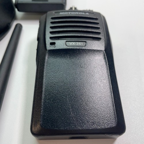 Motorola VX-261-D0-5 Walkie Talkie Two Way Radio and Charger CD-58 VX-261 - Zdjęcie 2 z 6