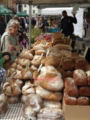 FOTO UNSER TÄGLICH BROT FRISCHE BROTE AN EINEM STAND AUF DEM GUILDFORD'S FARMER MARKET ON