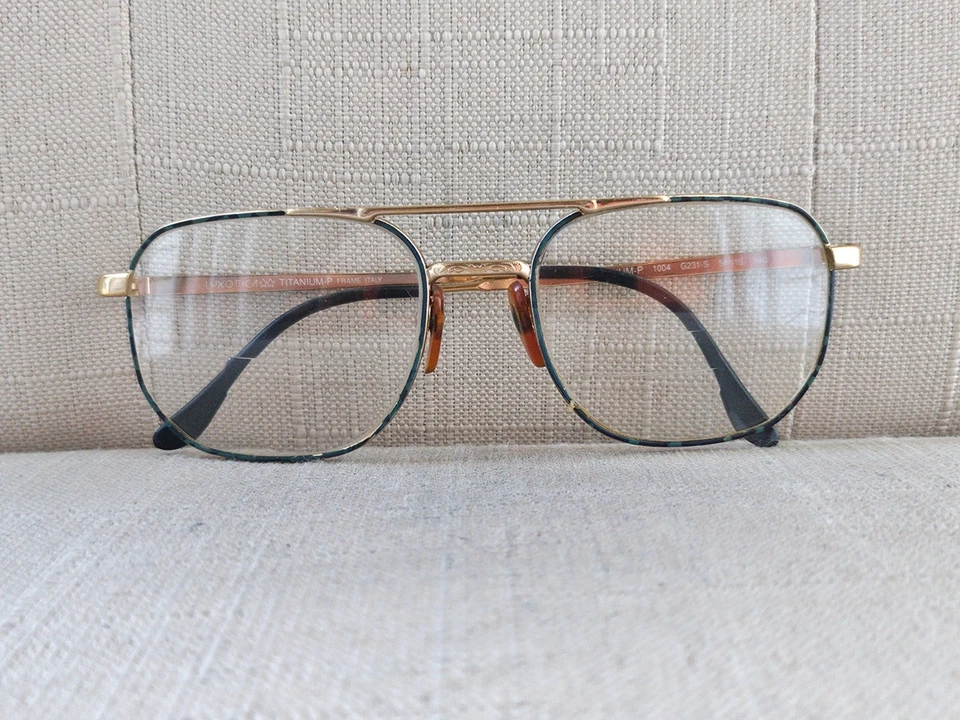 Óculos masculinos vintage Luxottica armação titânio tom dourado/preto Itália - Imagem 3 de 4