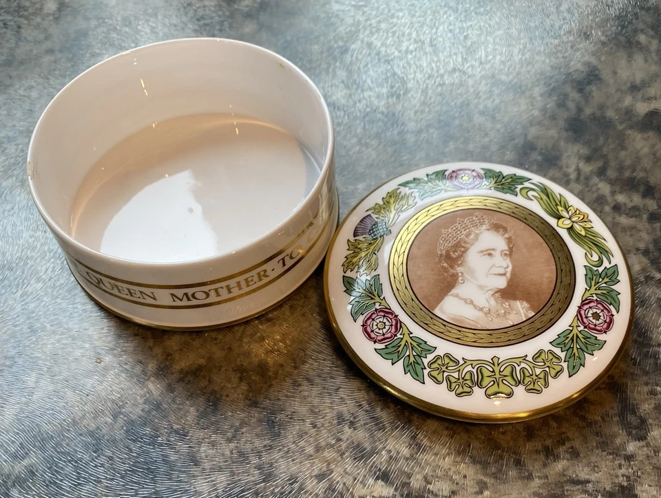 Spode Trinket Box For the 80th birthday of Queen Elizabeth the Queen Mother - Image 4 of 4
