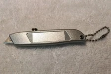 DIE CAST 3-1/2" METAL UTILITY KNIFE WITH BLADE