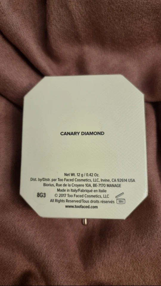 Too Faced Diamond Light Highlighter – Canary Diamond (limitierte Edition) - Bild 3 von 4