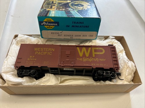 Coche de carga Athearn escala HO Western Pacific 40’ puerta única #57604 artículo con Kadees | Condition: Used
