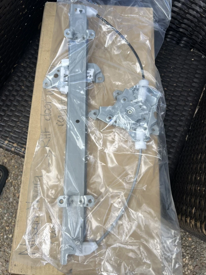 Nissan navara 2021  H0721-37F17 Window Regulator right hand front door - image 2 of 2