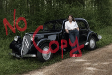 CITROEN TRACTION AVANT ET SA PASSAGERE VERS 1955 ............. PHOTO (20x30 CM)